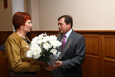 Вручение аттестата профессора Ларисе Плотниковой